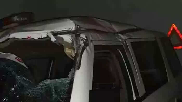 എക്സൈസ് വാഹനത്തിന് നേരെ കാട്ടാനയുടെ ആക്രമണം; കൊമ്പ് കുത്തിയിറക്കി വാഹനം മറിച്ചിടാന് ശ്രമം, ഉദ്യോഗസ്ഥര് തലനാരിഴക്ക് രക്ഷപ്പെട്ടു