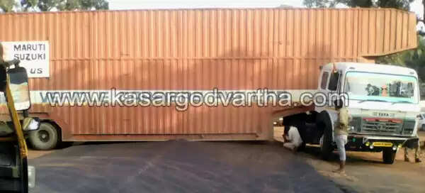 ട്രക്ക് നടുറോഡില് കുടുങ്ങി; ദേശീയ പാതയില് ഗതാഗത സ്തംഭനം