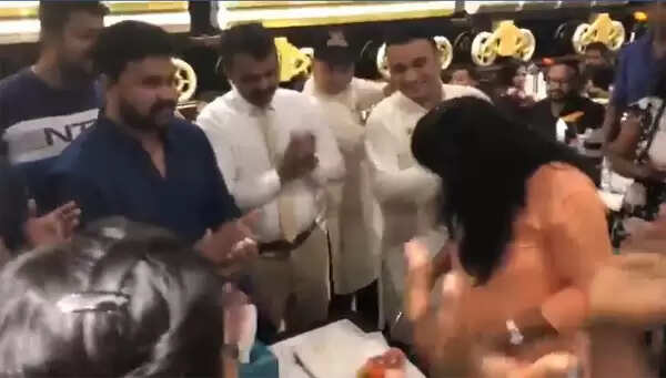 ദേ പുട്ടില് പിറന്നാള് ആഘോഷിക്കുന്ന കുംടുബത്തിന് സര്പ്രൈസുമായി ദിലീപ്, കേക്കുമായി വന്ന താരത്തെ കണ്ട് അന്തം വിട്ട് പിറന്നാളുകാരി, വീഡിയോ