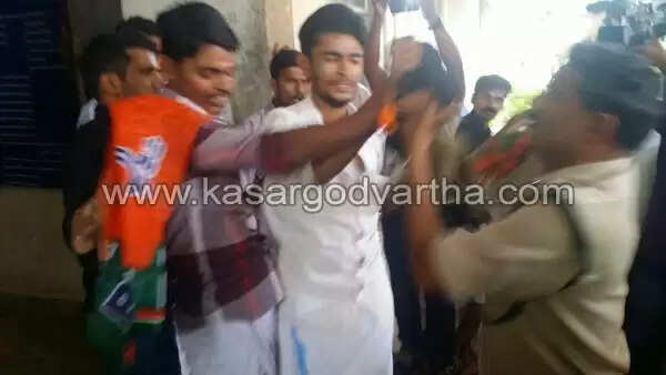 ജനറല് ആശുപത്രി സന്ദര്ശിക്കാനെത്തിയ മന്ത്രി ശിവകുമാറിന് യുവമോര്ചാ പ്രവര്ത്തകരുടെ കരിങ്കൊടി