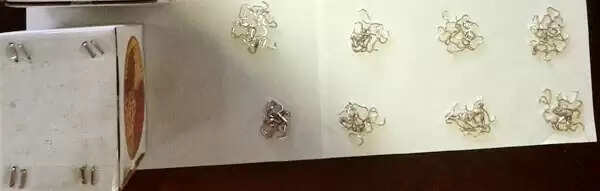 സ്നാപ്പിള് പിന്രൂപത്തില് കടത്തിയ 18 ലക്ഷത്തിന്റെ സ്വര്ണം പിടിച്ചു; ബേവിഞ്ച സ്വദേശി അറസ്റ്റില്