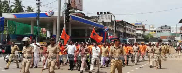 ബി എം എസ് പ്രവര്ത്തകന് നേരെയുണ്ടായ വധശ്രമം; അക്രമികള് സഞ്ചരിച്ച കണ്ണൂര് രജിസ്ട്രേഷനിലുള്ള കാര് പിടികൂടി, പ്രതികളെ തിരിച്ചറിഞ്ഞതായി സൂചന