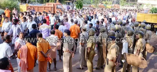 അഭിലാഷിന്റെ ദുരൂഹ മരണം: നാട്ടുകാരുടെ പ്രകടനത്തില് പ്രതിഷേധമിരമ്പി