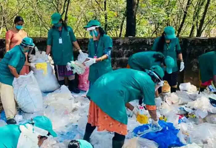 Waste Collection | 'വീടുകളില് നിന്നും സ്ഥാപനങ്ങളില് നിന്നും ഹരിതകര്മസേന പ്ലാസ്റ്റിക് മാലിന്യങ്ങള് ശേഖരിക്കുന്നതിന് പണം നല്കണം'; വേണ്ടെന്നുള്ളത് വ്യാജപ്രചാരണമാണെന്ന് ജില്ലാ പഞ്ചായത് പ്രസിഡന്റ്; 'നല്കിയില്ലെങ്കില് അരലക്ഷം രൂപ വരെ പിഴ ചുമത്താം'