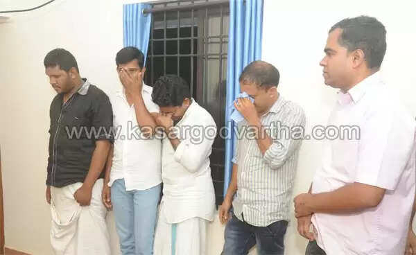 നോട്ട് നിരോധനം മറയാക്കി പണം കൊയ്യുന്ന സംഘങ്ങള് സജീവം; കെണിയിലാക്കാന് വേഷം മാറി പോലീസ് രംഗത്ത്, ജനങ്ങള് ചതിയില് പെടരുതെന്നും നിര്ദേശം