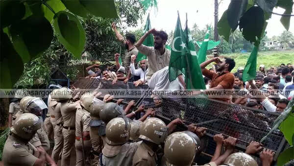 സംഘ്പരിവാര് അഴിഞ്ഞാട്ടവും പോലീസ് നിഷ്ക്രിയത്വവും; മുസ്ലിം ലീഗ് ജില്ലാ പോലീസ് ആസ്ഥാനത്തേക്ക് നടത്തിയ മാര്ച്ച് അക്രമാസക്തമായി, പ്രതിഷേധക്കാരെ പിരിച്ചുവിടാന് പോലീസ് ജലപീരങ്കി പ്രയോഗിച്ചു