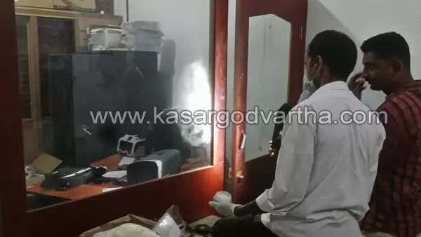 പൊയിനാച്ചിയില് സൂപ്പര്മാര്ക്കറ്റില് വന് കവര്ച്ച; 2 ലക്ഷം രൂപ കവര്ന്നതായി സൂചന