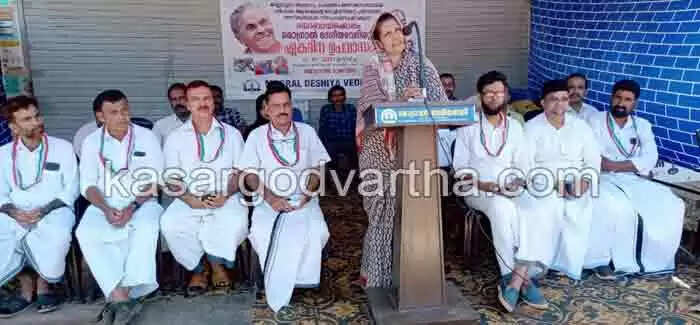 Hunger strike | കോരിച്ചൊരിയുന്ന മഴയത്തും ദയാബായിയുടെ പോരാട്ടവീര്യം തണുത്തുറഞ്ഞില്ല; സര്കാരിന് തലവേദന; അറസ്റ്റ് ചെയ്ത് ആശുപത്രിയിലാക്കിയിട്ടും വീണ്ടും എത്തി തെരുവില് കിടക്കുന്നു; വിപ്ലവനായികയുടെ ജീവന്കൊണ്ട് പന്താടരുതെന്ന ആവശ്യം ശക്തം; സമരത്തിന് വന്പിന്തുണ; എത്തുന്നത് പ്രതിപക്ഷ നേതാവടക്കം നിരവധി നേതാക്കള്
