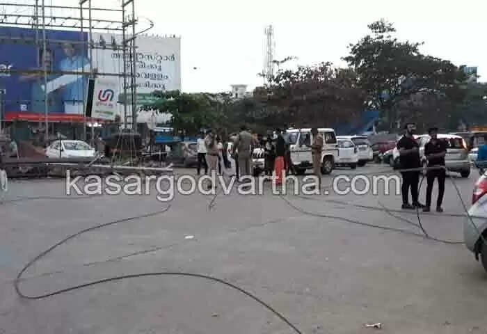 Collapsed | കാസര്കോട് നഗരത്തില് വൈദ്യുതി തൂണുകള് തകര്ന്നുവീണു; വന് അപകടം ഒഴിവായത് തലനാരിഴകയ്ക്ക്; ദേശീയപാതയില് ഗതാഗതം സ്തംഭിച്ചു