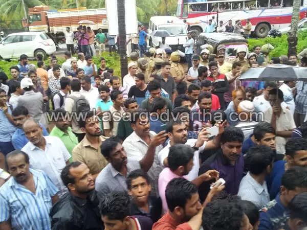 കുഡ്ലു ബാങ്ക് കവര്ച്ച: ഇടപാടുകാരും നാട്ടുകാരും ദേശീയപാത ഉപരോധിച്ചു