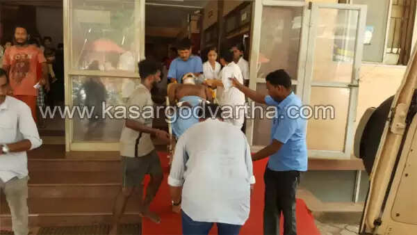 മറിഞ്ഞ ലോറിക്കടിയില്പെട്ട് ഡ്രൈവര്ക്ക് ഗുരുതരം