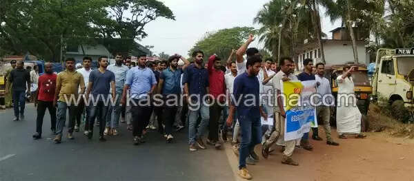 ജസീമിന്റെ മരണം കൊലപാതകമാണെന്ന് തറപ്പിച്ച് പറഞ്ഞ് നാട്ടുകാര് പോലീസ് സ്റ്റേഷന് മാര്ച്ച് നടത്തി; ആക്ഷന് കമ്മിറ്റി രൂപീകരിക്കുമെന്നും മുന്നറിയിപ്പ്