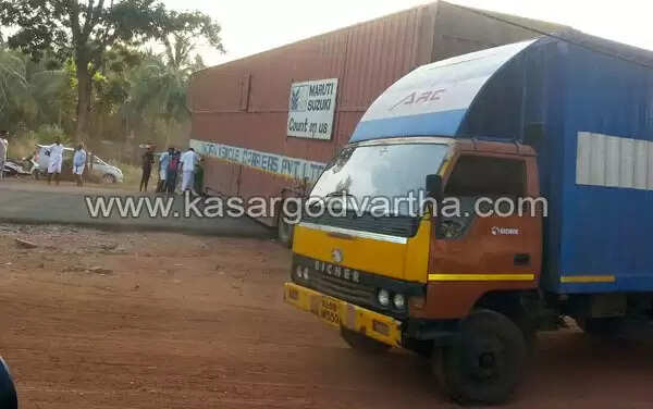 ട്രക്ക് നടുറോഡില് കുടുങ്ങി; ദേശീയ പാതയില് ഗതാഗത സ്തംഭനം