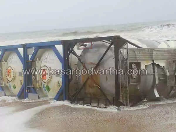 ബേരിക്ക കടപ്പുറത്ത് ടാങ്കറുകള് കരയ്ക്കടിഞ്ഞത് നാട്ടുകാരെ ആശങ്കയിലാഴ്ത്തി