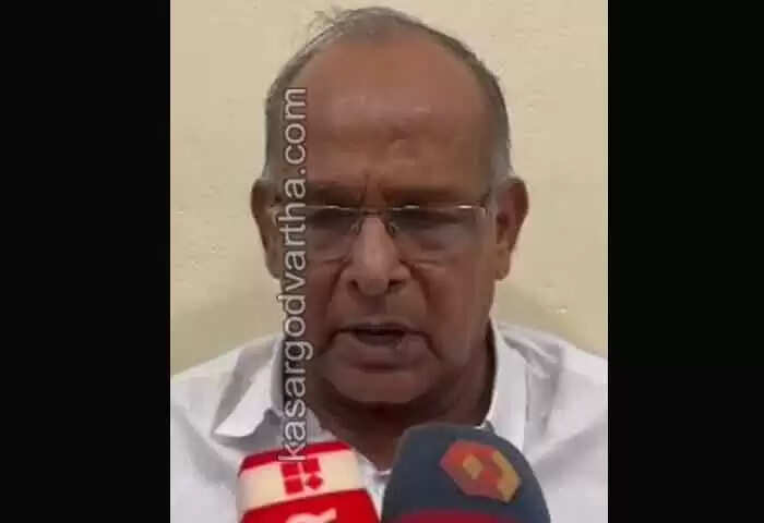 Protest | മണ്ഡലം പുനഃസംഘടനയുടെ പേരിൽ കോൺഗ്രസിൽ പൊട്ടിത്തെറി; ചീമേനിയിലെ പ്രവർത്തകർ ഡിസിസി ഓഫീസിന് മുന്നിൽ ധർണ നടത്തുന്നു; എംപിക്ക് താത്പര്യമുള്ളയാളെ നിയമിക്കാൻ നീക്കമെന്ന് ആക്ഷേപം; ചർച്ചയിലൂടെ പരിഹാരം കാണുമെന്ന് ഡിസിസി പ്രസിഡന്റ്