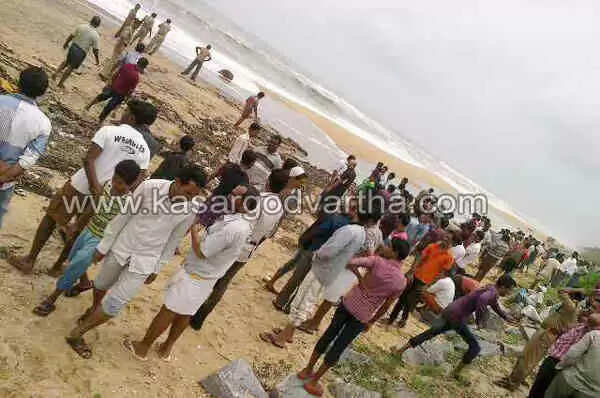 ബേരിക്ക കടപ്പുറത്ത് ടാങ്കറുകള് കരയ്ക്കടിഞ്ഞത് നാട്ടുകാരെ ആശങ്കയിലാഴ്ത്തി