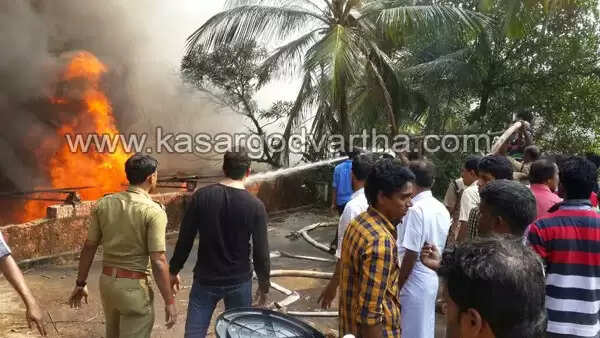 ചൂരിയില് ആക്രി ഗോഡൗണില് വന് തീപിടുത്തം; ലക്ഷങ്ങളുടെ നഷ്ടം