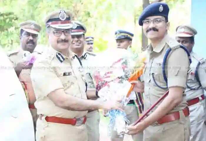 DGP | പൊലീസുകാർ പൊതുജനങ്ങളോട് മാന്യമായി പെരുമാറണമെന്ന് ഡിജിപി; കാസർകോട്ടെ ക്രമസമാധാനം വിലയിരുത്തി; ഗുണ്ടകളെയും വർഗീയ വിദ്വേഷ ശ്രമങ്ങളും അടിച്ചമര്ത്തണമെന്ന് ഡോ. ഷെയ്ഖ് ദർവേശ് സാഹിബ്