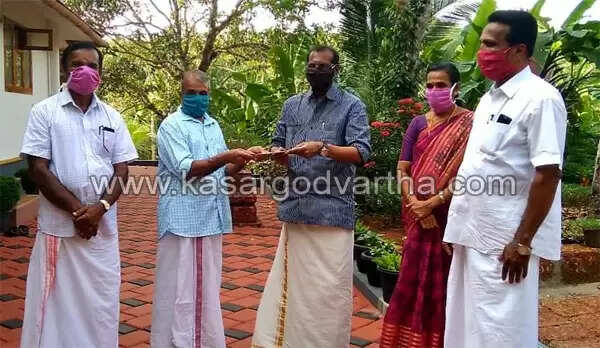 യാത്രയയപ്പ് യോഗത്തില് ലഭിച്ച സ്വര്ണനാണയം ദുരിതാശ്വാസ നിധിയിലേക്ക് നല്കി സീനിയര് ക്ലര്ക്ക്; സപ്തതി ആഘോഷങ്ങള് ഒഴിവാക്കി മംഗലശ്ശേരി ഇല്ലത്ത് നാരായണന് നമ്പൂതിരി