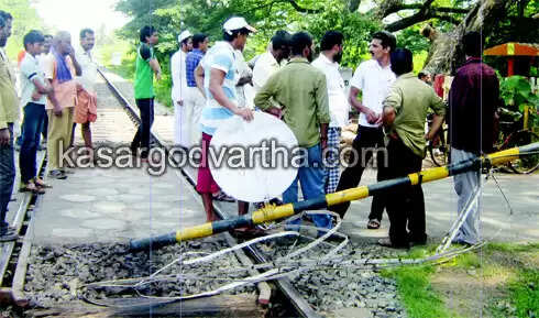കാഞ്ഞങ്ങാട് റെയില്വേ ഗേറ്റ് ലോറിയിടിച്ച് തകര്ന്നു