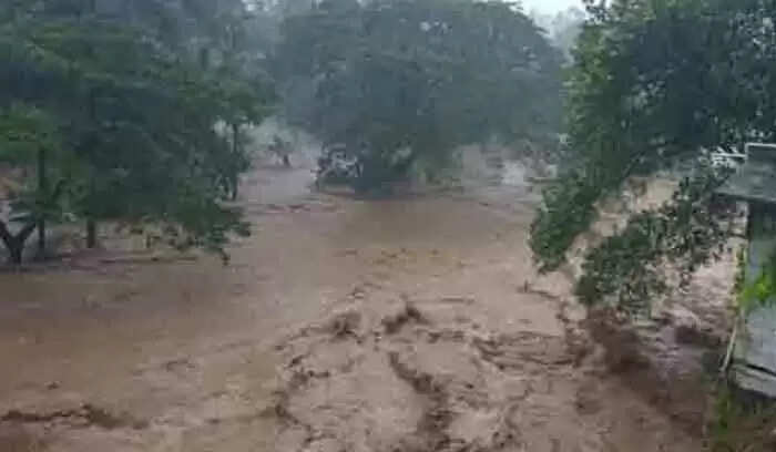 കോട്ടയത്ത് ഉരുള് പൊട്ടല്; 3 മൃതദേഹം കണ്ടെത്തി, വീടിനുമുകളില് മണ്ണിടിഞ്ഞുവീണ് 13 പേരെ കാണാതായി