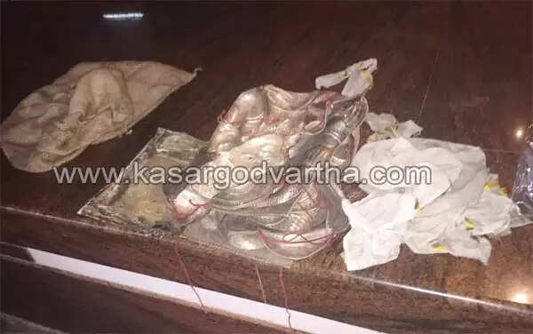 വന് ക്ഷേത്ര കവര്ച്ചാശ്രമം; നാലര കിലോ വെള്ളി ചാക്കില് കെട്ടി കടത്തുന്നത് പൂജാരി തടഞ്ഞു