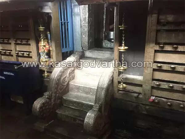 വന് ക്ഷേത്ര കവര്ച്ചാശ്രമം; നാലര കിലോ വെള്ളി ചാക്കില് കെട്ടി കടത്തുന്നത് പൂജാരി തടഞ്ഞു