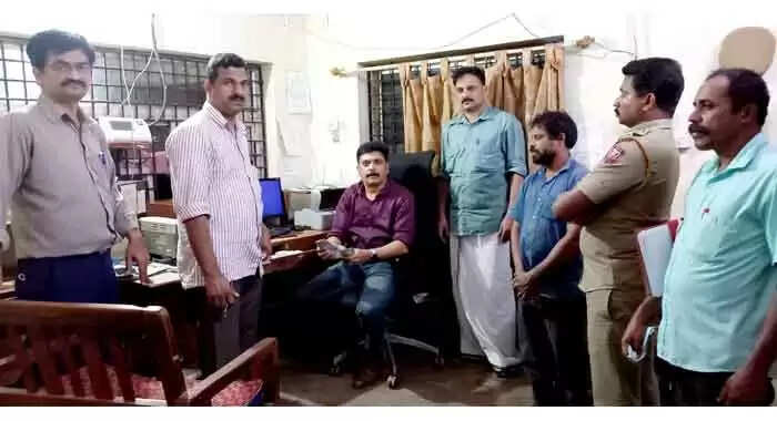 Vigilance Raid | 'കൈക്കൂലി പിരിക്കാനും മാറ്റാനും ഏജന്റുമാർ; ഇതരസംസ്ഥാന വാഹങ്ങൾ കടന്നുപോകുന്നത് പരിശോധന കൂടാതെ'; മഞ്ചേശ്വരം ആർടിഒ ചെക്പോസ്റ്റില് രാത്രിയിൽ വിജിലന്സിന്റെ മിന്നല് പരിശോധന; കണ്ടെത്തിയത് ഗുരുതര ക്രമക്കേടുകൾ; 5000 രൂപ പിടികൂടി