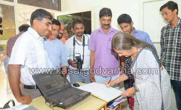 പ്രൊഫ. മുഹമ്മദ് സുലൈമാനും വൃന്ദ കാരാട്ടും കാസര്കോട് വാര്ത്ത സന്ദര്ശിച്ചു