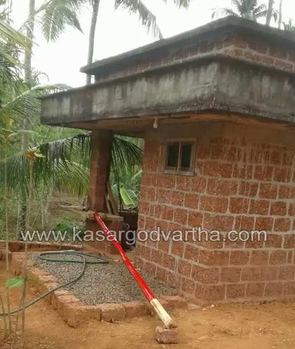 സമാന്തര ബാറിന് മുന്നില് കൊടിമരം സ്ഥാപിച്ചു; പാര്ട്ടിയില് വിവാദം