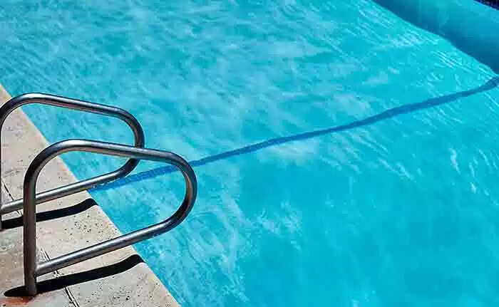 കുവൈതില് നീന്തല് കുളത്തിന്റെ ഗ്രിഡില് കാല് കുടുങ്ങിയ കുട്ടിയെ രക്ഷപ്പെടുത്തി അഗ്നിശമന സേന