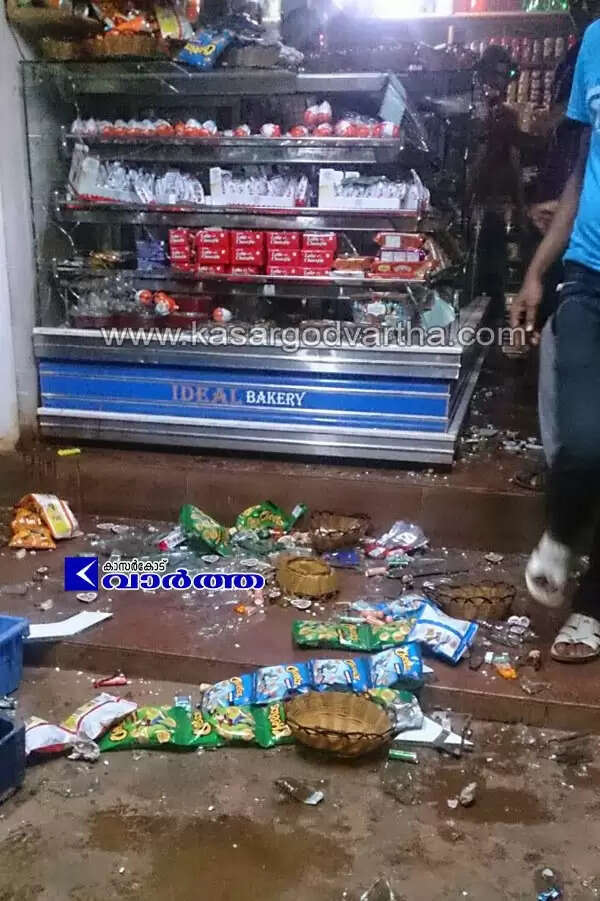 ബോവിക്കാനത്തും പൊവ്വലിലും സംഘര്ഷം; കടകളും വാഹനങ്ങളും തകര്ത്തു; ആരിക്കാടിയില് റോഡ് ഉപരോധം