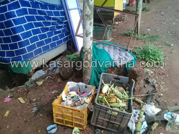 ഓവുചാലിന് സ്ലാബിടാതെ കെ എസ് ടി പി; മാലിന്യങ്ങള് കുന്നുകൂടിയതോടെ നാട്ടുകാര് പകര്ച്ചവ്യാധി ഭീഷണിയില്; പരാതി നല്കിയിട്ടും ഫലമില്ല