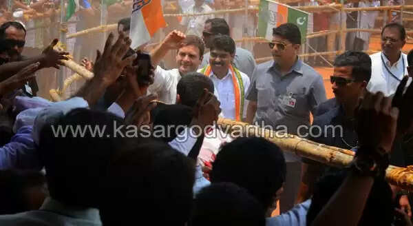 ആവേശ തിരയിളക്കി രാഹുല് പറന്നിറങ്ങി; കേരളത്തിലെ ജനങ്ങളുടെ രാഷ്ട്രീയ ബോധത്തിന് പ്രശംസ