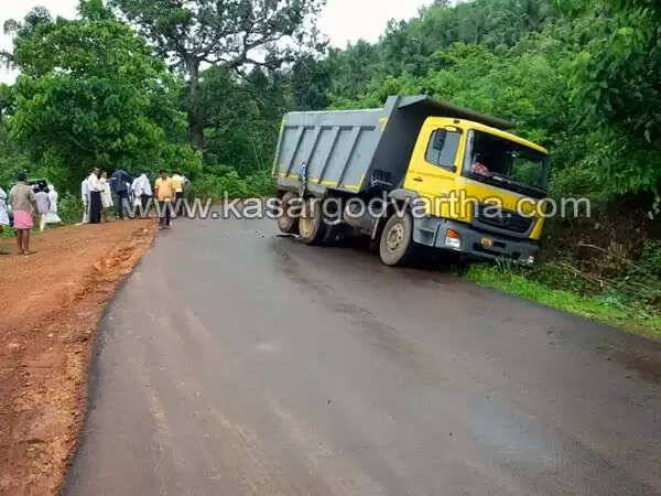 കുരുടപദവില് ബസും ലോറിയും കൂട്ടിയിടിച്ച് 10 പേര്ക്ക് പരിക്ക്
