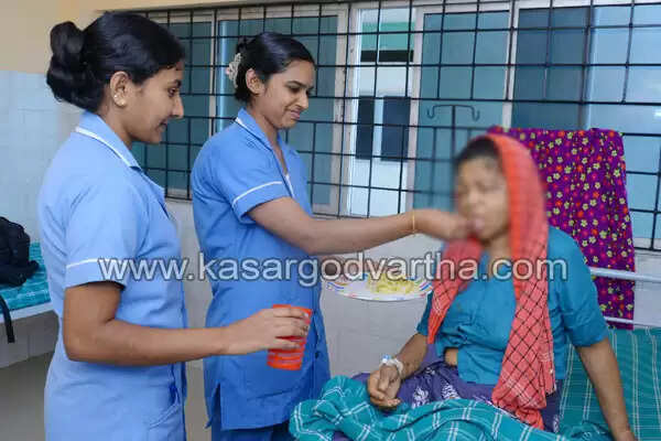 മക്കള് ഉപേക്ഷിച്ച മാതാവിനെ ഊട്ടിയത് ആശുപത്രിയിലെ മാലാഖമാര്