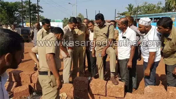 കാസര്കോട്ട് റോഡരികില് സ്ഫോടക വസ്തു ഉപേക്ഷിച്ച നിലയില് കണ്ടെത്തി; പോലീസ് അന്വേഷണം ആരംഭിച്ചു
