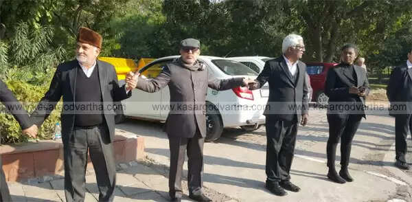 പൗരത്വ ഭേദഗതി നിയമത്തിനെതിരെ മനുഷ്യച്ചങ്ങല തീര്ത്തതിന് എ ഐ എല് യു അഖിലേന്ത്യാ ജനറല് സെക്രട്ടറിയും സുപ്രീം കോടതിയിലെ സീനിയര് അഭിഭാഷകനുമായ പി വി സുരേന്ദ്രനാഥ് ഉള്പ്പെടെയുള്ള അഭിഭാഷകരെ അറസ്റ്റ് ചെയ്ത ദില്ലി പോലീസ് നടപടിയില് വ്യാപക പ്രതിഷേധം