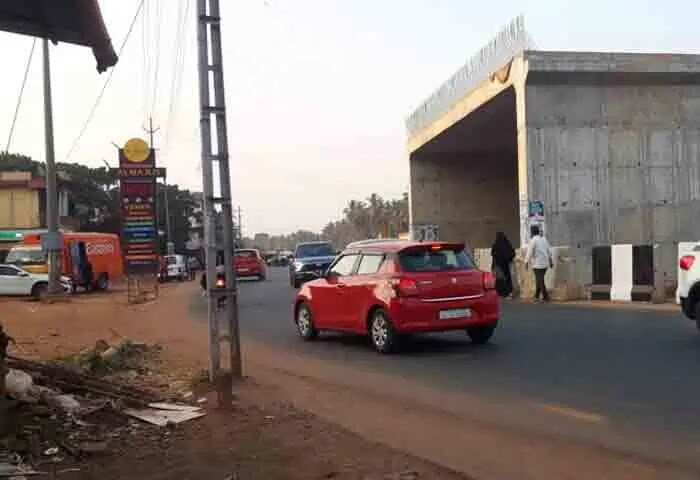 Curve | അപകട ഭീഷണി ഉയര്ത്തി ദേശീയപാതയില് മൊഗ്രാല് ടൗണിലെ വളവ്