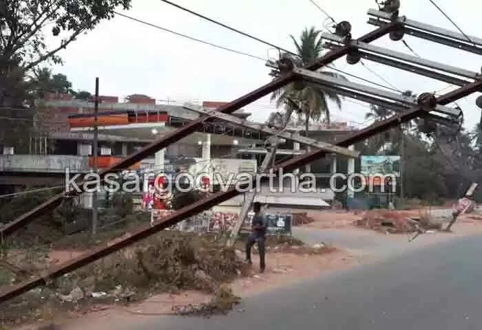 Collapsed | കാസര്കോട് നഗരത്തില് വൈദ്യുതി തൂണുകള് തകര്ന്നുവീണു; വന് അപകടം ഒഴിവായത് തലനാരിഴകയ്ക്ക്; ദേശീയപാതയില് ഗതാഗതം സ്തംഭിച്ചു