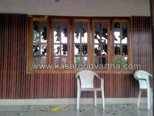 ഗുണ്ടാസംഘത്തിന്റെ അക്രമം: പൈവളിഗെയില് വീടുകളും വാഹനങ്ങളും തകര്ത്തു