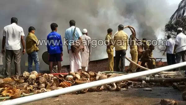 ചൂരിയില് ആക്രി ഗോഡൗണില് വന് തീപിടുത്തം; ലക്ഷങ്ങളുടെ നഷ്ടം