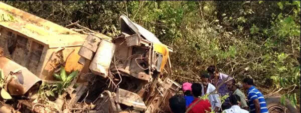 ലോറി നിയന്ത്രണം വിട്ട് കൊക്കയിലേക്ക് മറിഞ്ഞ് ഡ്രൈവര് മരിച്ചു