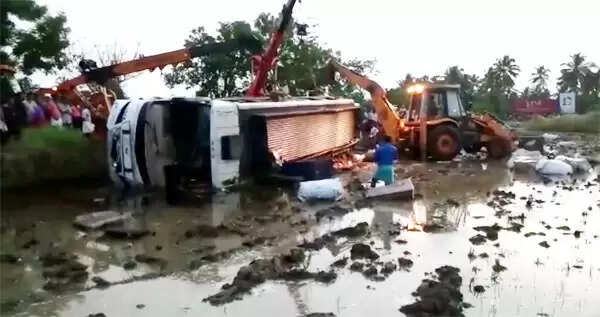 ടൂറിസ്റ്റ് ബസ് പാടത്തേക്ക് മറിഞ്ഞ് 18 പേര്ക്ക് പരിക്ക്
