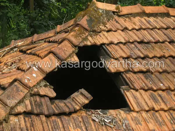 വീടിന്റെ മേല്ക്കൂര തകര്ന്ന് വീണ് രണ്ട് കുട്ടികള്ക്ക് പരിക്ക്