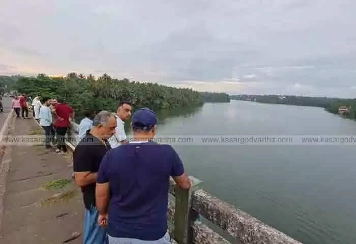Search Continues | 'സുഹൃത്തിന് സന്ദേശം അയച്ച ശേഷം ആളുകള് നോക്കി നില്ക്കെ കാര് നിര്ത്തി വ്യാപാരിയായ യുവാവ് പാലത്തിന് മുകളില് നിന്നും പുഴയില് ചാടി'; തിരച്ചില് തുടരുന്നു