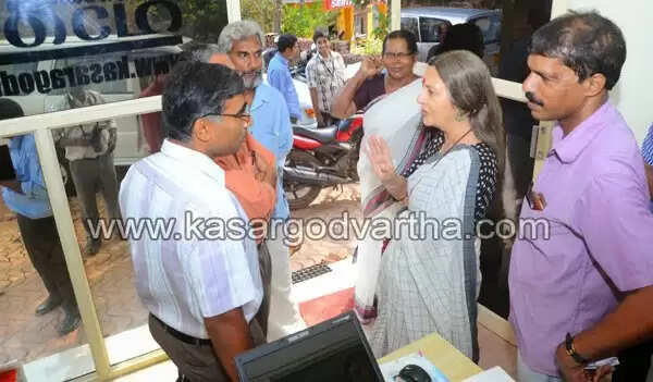 പ്രൊഫ. മുഹമ്മദ് സുലൈമാനും വൃന്ദ കാരാട്ടും കാസര്കോട് വാര്ത്ത സന്ദര്ശിച്ചു