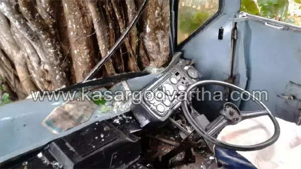 കെഎസ്ആര്ടിസി ബസ് നിയന്ത്രണംവിട്ട് ആല്മരത്തിലിടിച്ച് 10 ഓളം പേര്ക്ക് പരിക്ക്