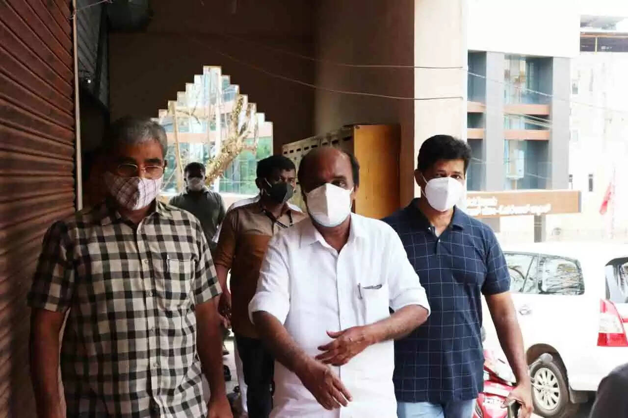 മന്ത്രി ഇ ചന്ദ്രശേഖരനും അഡ്വ. സി എച് കുഞ്ഞമ്പുവും കാസർകോട് വാർത്ത ഓഫീസ് സന്ദർശിച്ചു