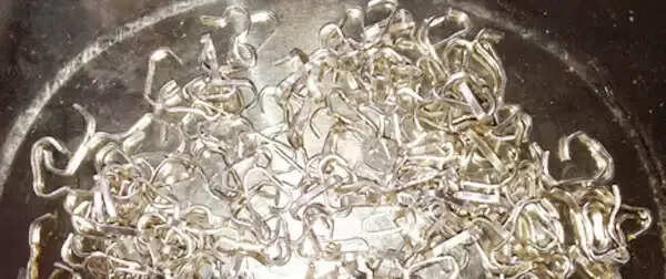 സ്നാപ്പിള് പിന്രൂപത്തില് കടത്തിയ 18 ലക്ഷത്തിന്റെ സ്വര്ണം പിടിച്ചു; ബേവിഞ്ച സ്വദേശി അറസ്റ്റില്